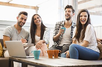 Gruppe von Studenten im Wohnzimmer