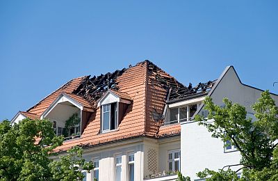 Kaputtes Dach nach einem Brand - Hausratversicherung übernimmt