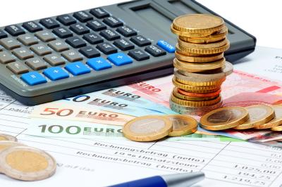 Taschenrechner mit Geld - Hausratversicherung berechnen
