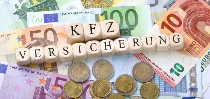 KFZ-Versicherung und Geldscheine und Münzen