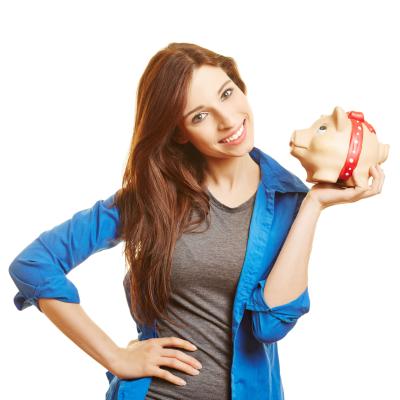 Junge Frau mit Sparschwein - kostenloses Girokonto eröffnet